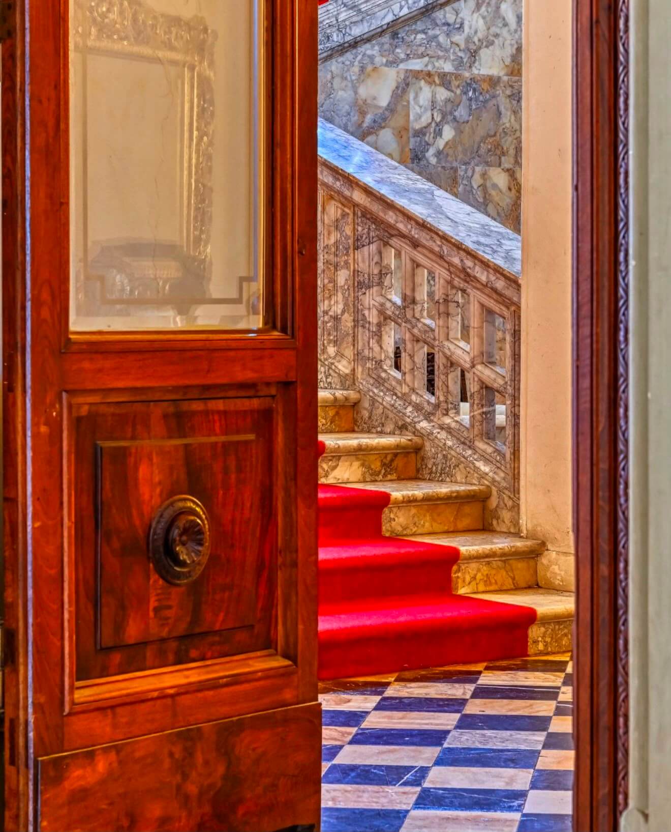 Scalinata con tappeto rosso