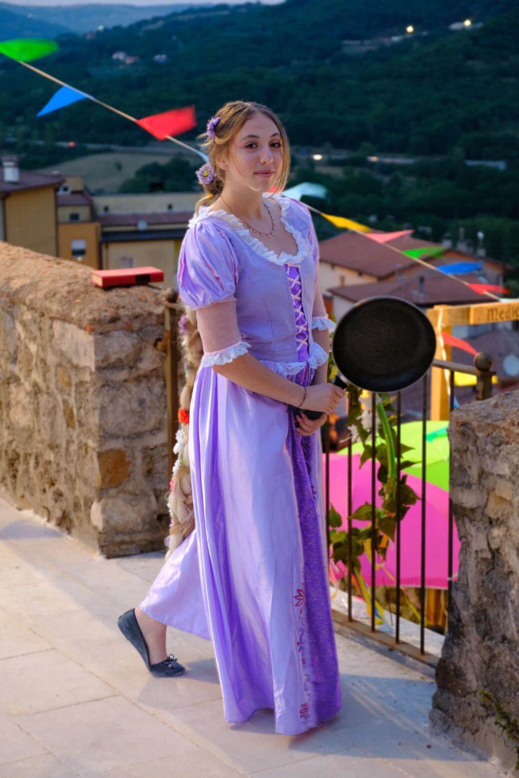 Personaggi in costume d'epoca in una sala del castello