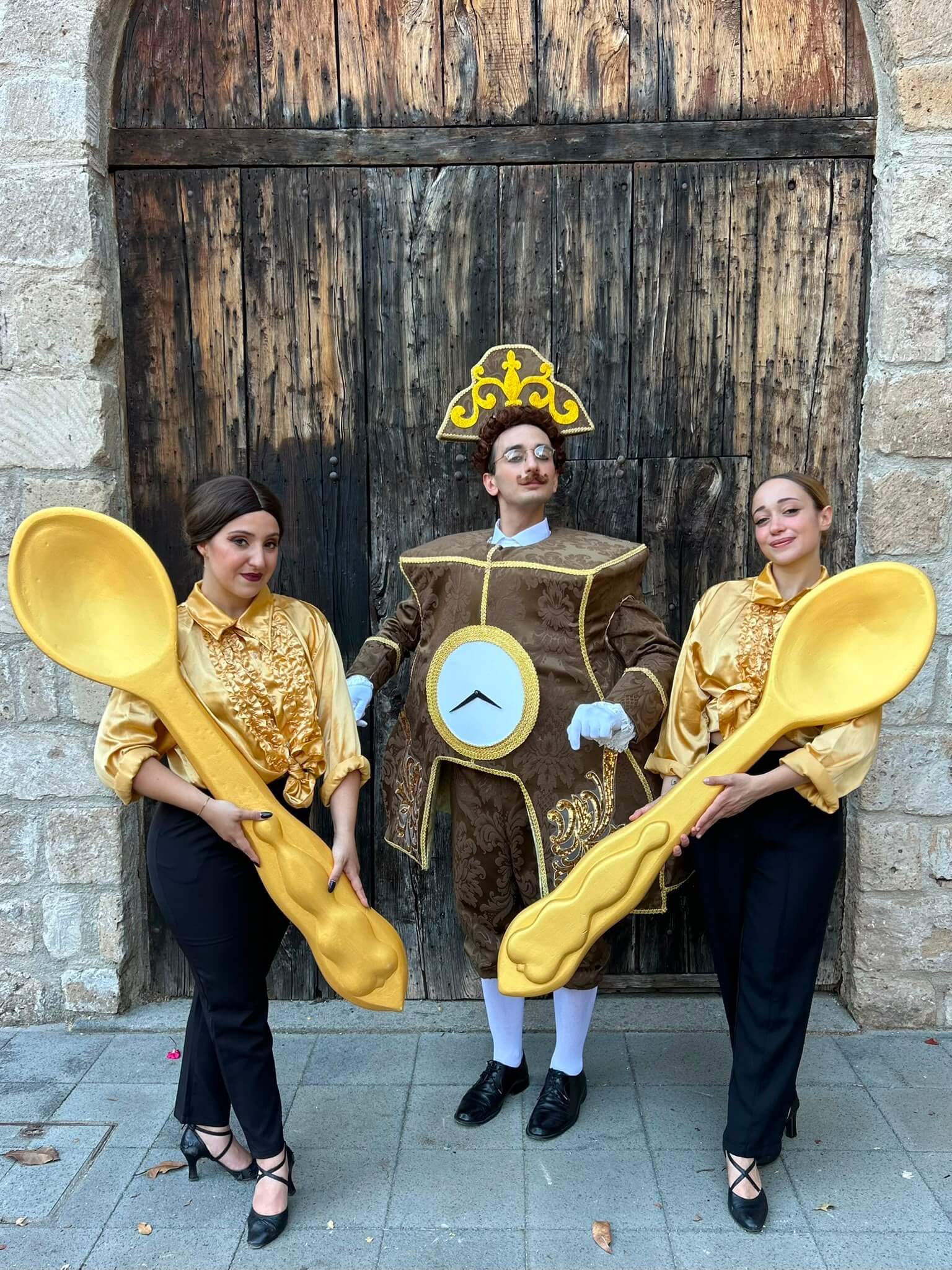 Principessa con corona su scalinata di castello