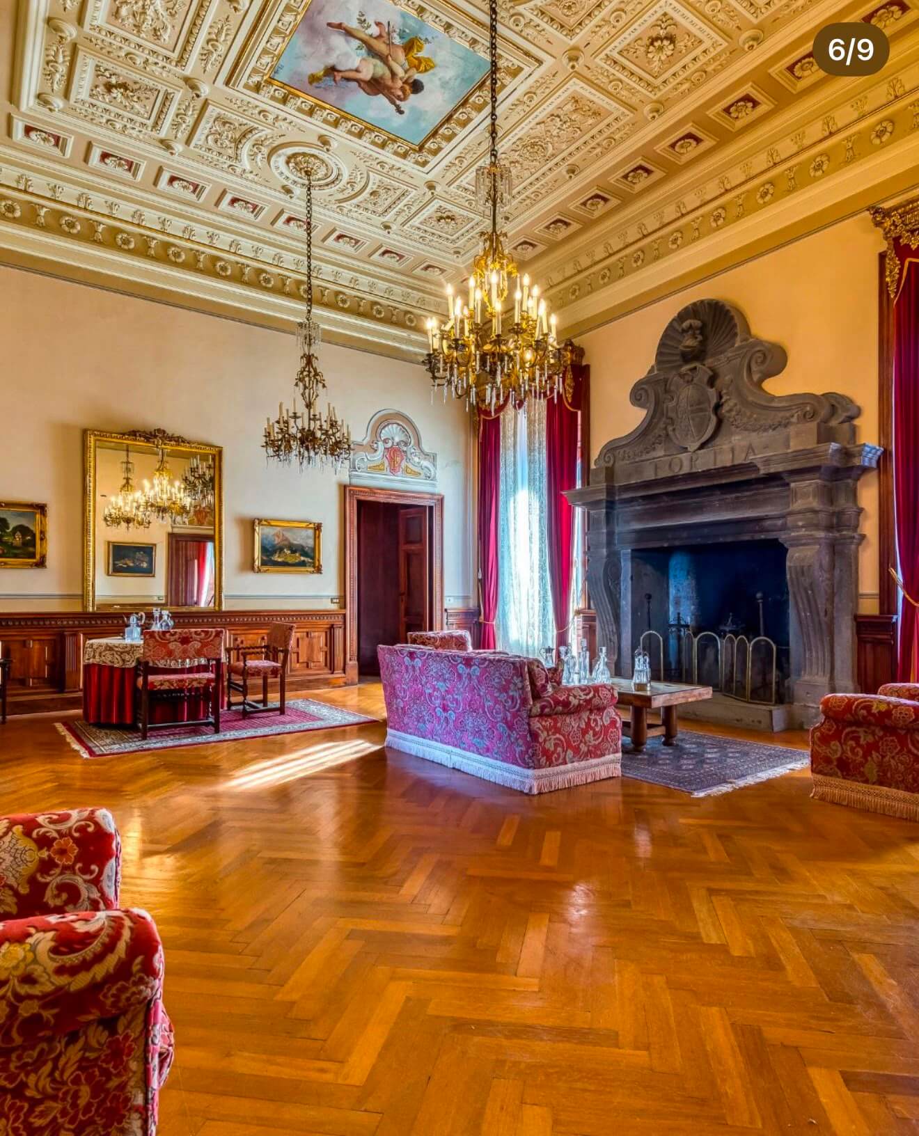 Sala affrescata con camino