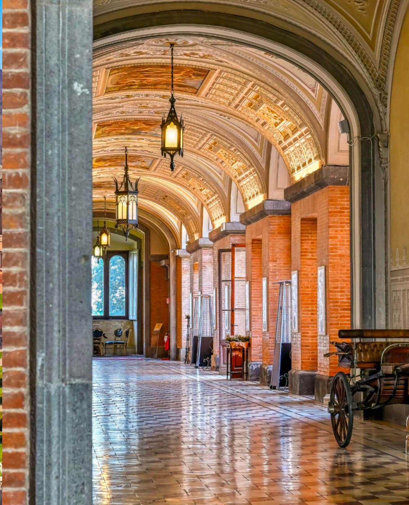 Corridoio con archi e lampade