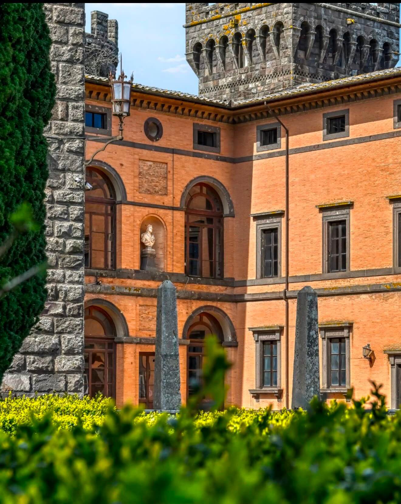 Edificio storico con vegetazione