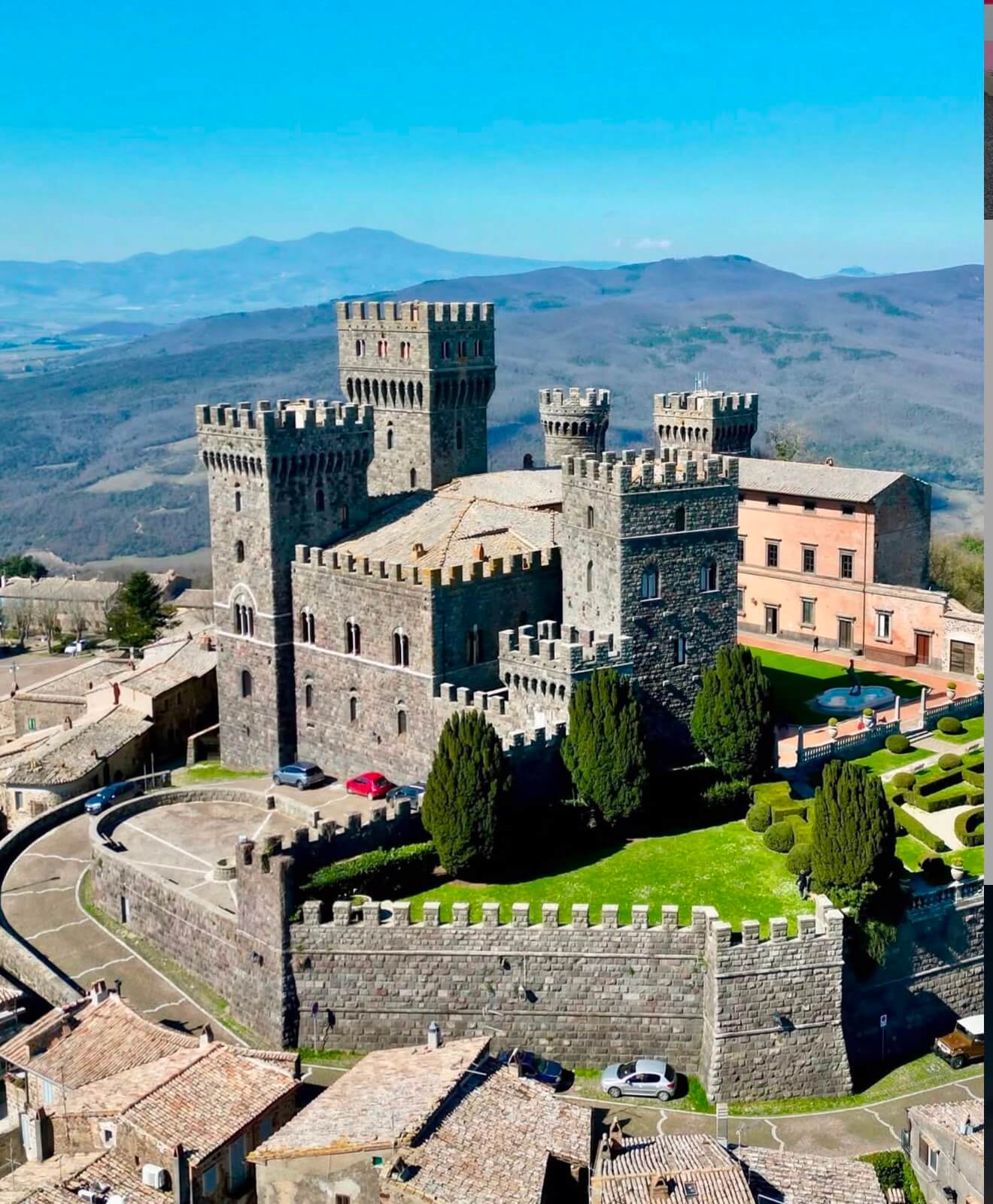 Castello medievale sul colle con montagne