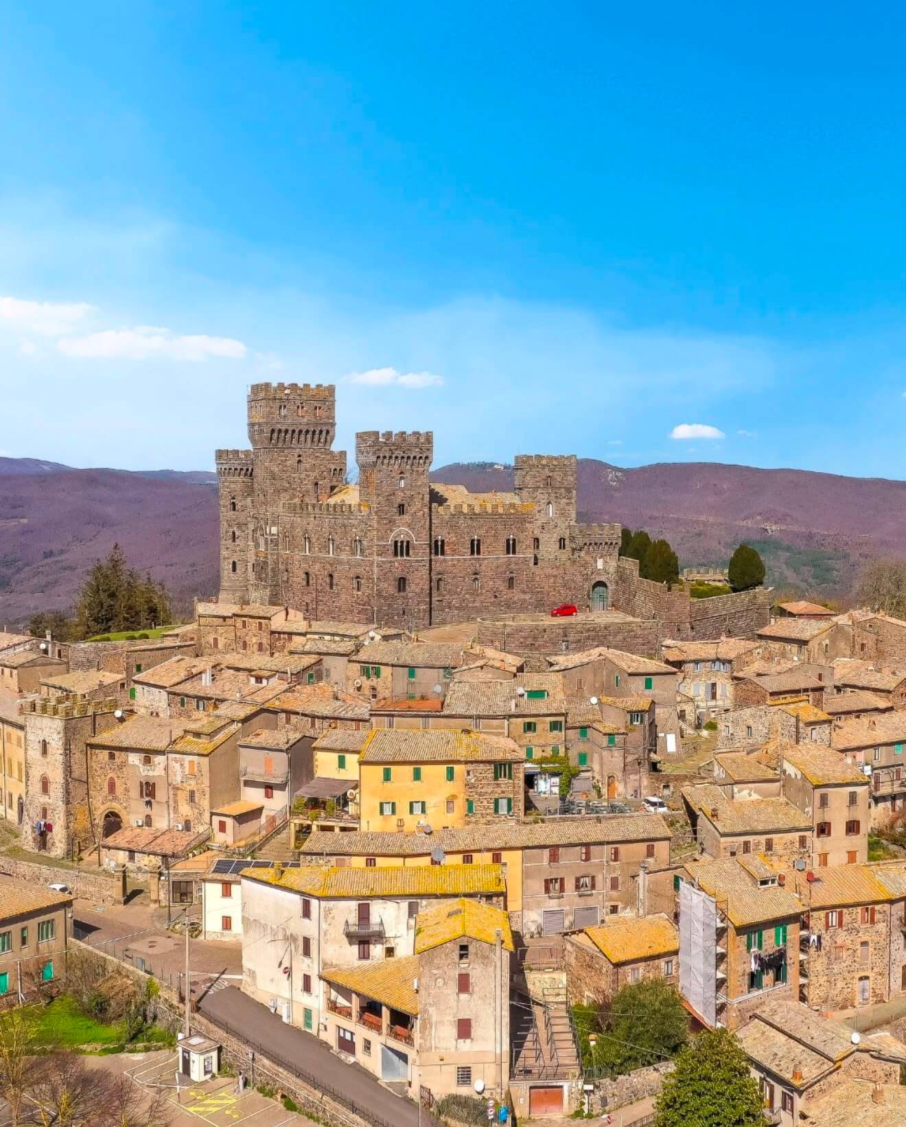 Veduta aerea del Castello di Torre Alfina e del borgo